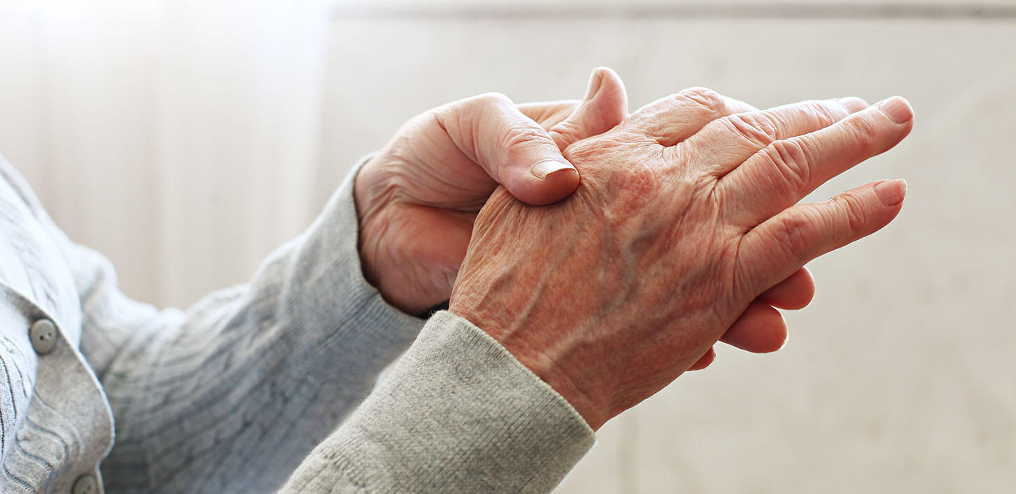Ręce starszej osoby obrazujące chorobę zwyrodnieniową stawów